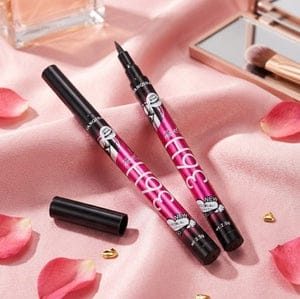 Waterproof Liquid Eyeliner Pen ā Long Lasting Smudge-Proof Black Liner