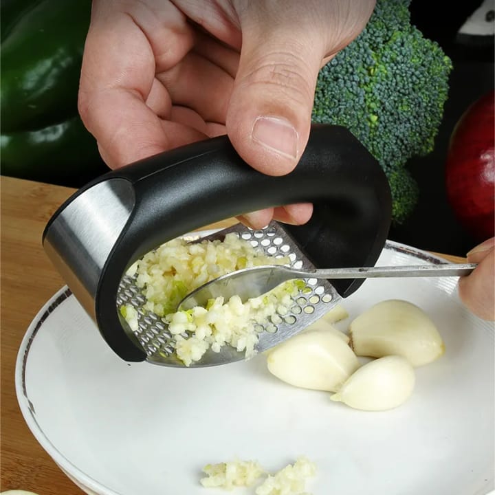 Stainless Steel Garlic Press & Mincer – Ergonomic Curved Grating Design